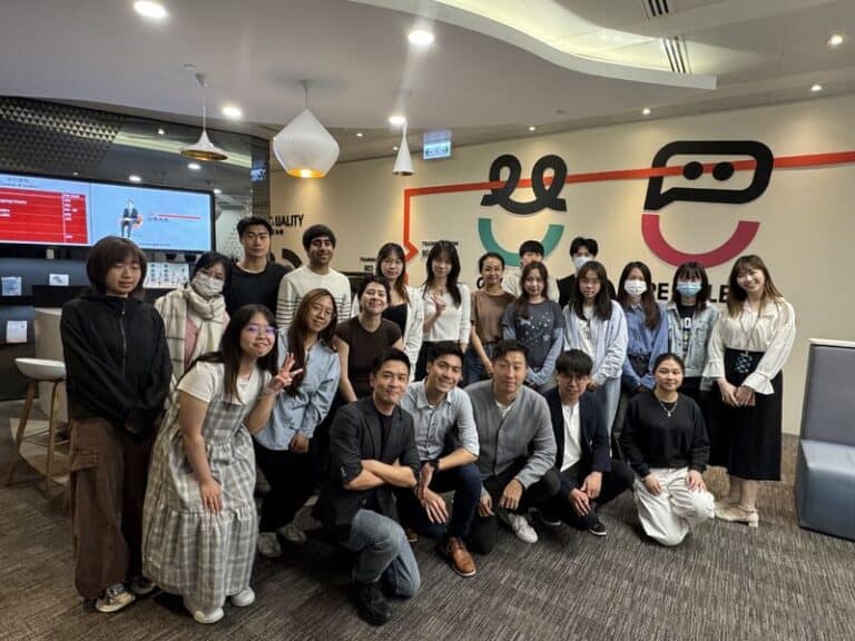 Dr Bernie Wong and HKBU MarTech students visiting Hong Kong Maxim’s Group to learn about AI and digital marketing