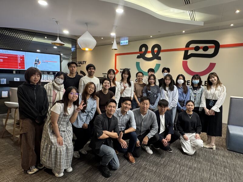 Dr Bernie Wong and HKBU MarTech students visiting Hong Kong Maxim’s Group to learn about AI and digital marketing