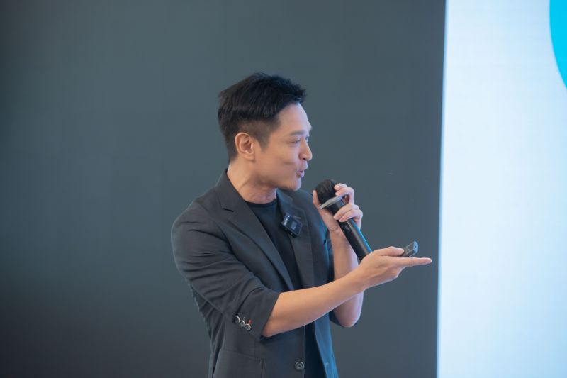 Dr Bernie Wong introducing the REACH storytelling framework to corporate leaders