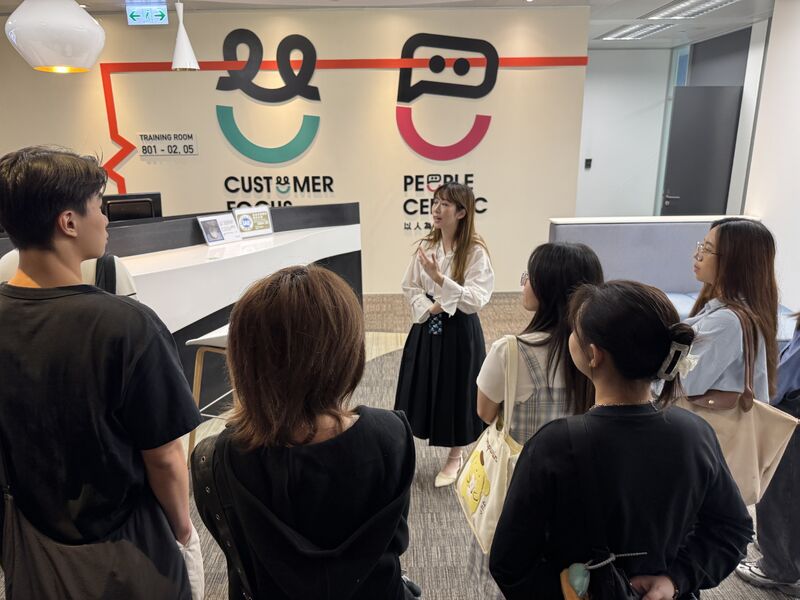 Dr Bernie Wong with HKBU MarTech students and the Maxim’s Group Digital Business team