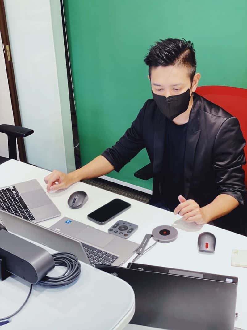 Retail digital marketing training materials on customer behaviour and commerce